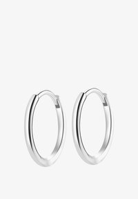 Pendientes de aro plateados con una superficie lisa y pulida, que presentan un diseño tubular redondeado y un cierre seguro.