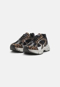 Scarpe da ginnastica con stampa leopardata, in mesh nero e dettagli grigi. Presentano una suola chunky e un cappuccio in gomma nera. Design con lacci.