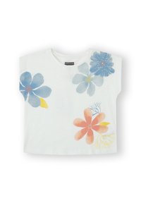 Camiseta de algodón blanca con estampados de acuarela florales en azul y coral, con escote redondo y mangas cortas.