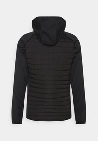Giacca a hoodie nera con una texture trapuntata sul retro, maniche lisce e cappuccio aderente. Presenta un design elegante e aerodinamico.