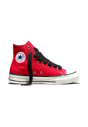 Roter High-Top-Converse-All-Star-Turnschuh mit schwarzen Schnürsenkeln, weißer Gummisohle und charakteristischem Logo-Patch am Knöchel. Ein Schnürsenkel ist geöffnet.