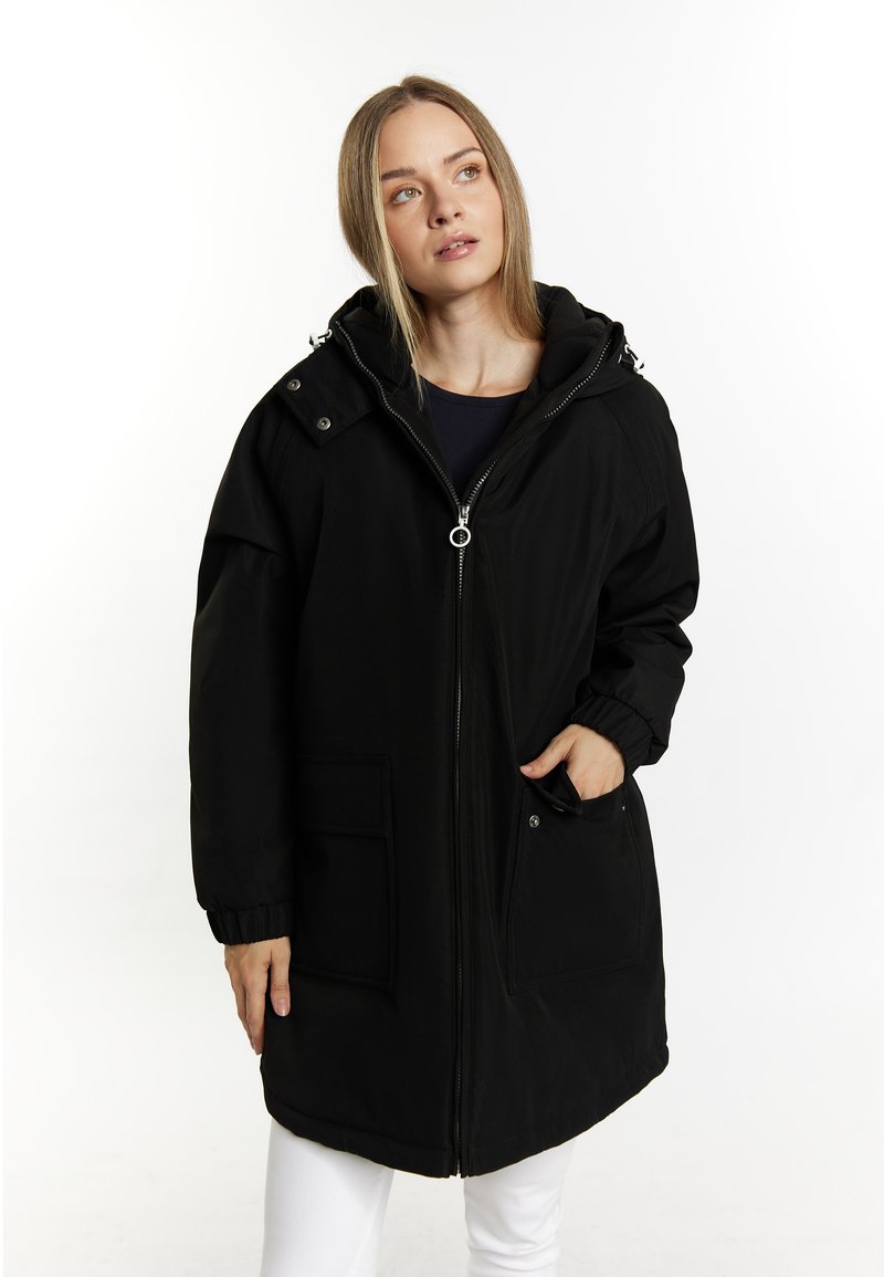 Cappotto isolato nero con zip frontale, grande cappuccio, polsini elastici e due tasche frontali. Presenta una texture liscia e una vestibilità comoda.