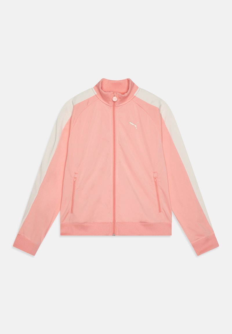Chaqueta rosa con cremallera, paneles blancos, cuello y puños acanalados. Tiene bolsillos laterales y un logotipo en el área del pecho izquierdo. Textura suave.