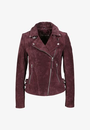 Veste de moto en suède bourgogne avec quincaillerie argentée, poches zippées et sangles latérales ajustables. Elle présente une fermeture éclair asymétrique sur le devant.