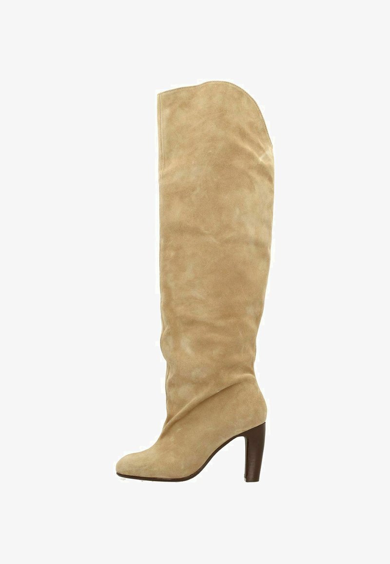 Botte en daim beige jusqu'au genou avec un bout arrondi et un talon empilé. Texture douce avec une finition lisse et un design décontracté.