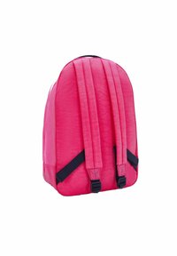 Zaino rosa visto da dietro con spallacci imbottiti e fibbie nere regolabili su uno sfondo bianco.