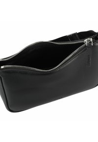 Borsa in pelle nera con una texture liscia, apertura con zip e hardware in argento. Presenta un logo goffrato discreto su un lato.