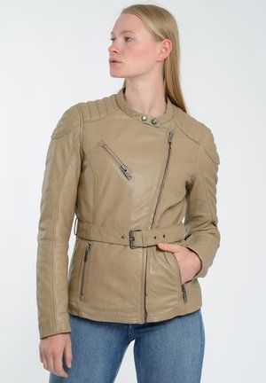 Beige lædermotorcykeljakke med en tætsiddende design, lynlåslommer og en belted talje; har kviltede skulderdetaljer.