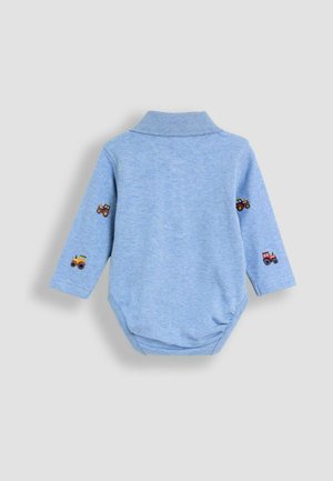 Himmelblauer Langarm-Body mit Kragen, der auf beiden Ärmeln bestickte Traktor-Designs und eine weiche Textur aufweist.
