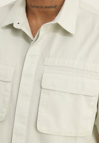 YOURTURN UNISEX - Bluza z gumbi - white