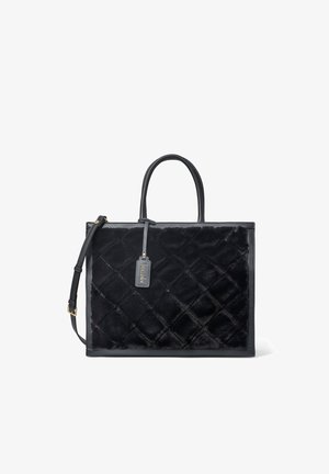 Borsa rettangolare nera con texture in pelliccia trapuntata, due manici, una tracolla regolabile e una targhetta appesa in pelle con scritte dorate.