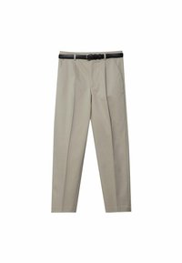 Khaki broeken met een vlakke voorkant, twee zijzakken en een zwarte riem. Gemaakt van soepele stof met een getailleerde pasvorm en een recht gesneden design.