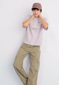 Nike Sportswear TEE CLASSICS BOXY - Camiseta estampada - platinum violet