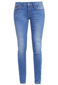Jeans de denim ligeros ajustados de color azul claro con botón frontal y cremallera, estilo de cinco bolsillos, y un sutil desgastado en los muslos y las rodillas.