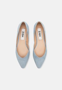 Svete modre suede balerinke s koničastim designom. Gladka tekstura, minimalno šivanje in bež notranja podloga z logotipom "ZIGN".