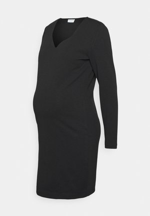 Vestido de maternidade preto feito de tecido elástico, com decote em V, mangas longas e uma silhueta ajustada projetada para acomodar a barriga em crescimento.