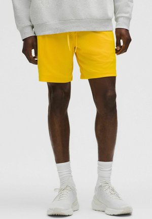 lululemon DOUBLE-LAYERED MESH LINERLESS 18CM - Kurze Sporthose - yellow