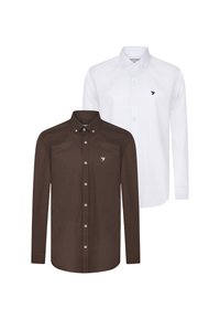 Dos camisas de manga larga: una marrón con un logo sutil y cuello abotonado, y una blanca con un logo y parte delantera abotonada.