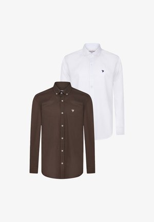 Kaks pikka varrukat särki: üks pruun diskreetse logoga ja nööpidega kraega ning teine valge logoga ja nööpidega ees.