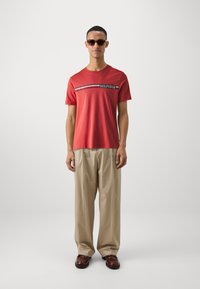 Tommy Hilfiger CHEST STRIPE TEE - Tričko s potlačou - terra red
