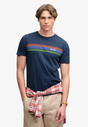 Superdry & Co, SUPERDRY OUTDOOR STRIPE LOGO RELAXED T-SHIRT.. - Camiseta estampada - lauren navy