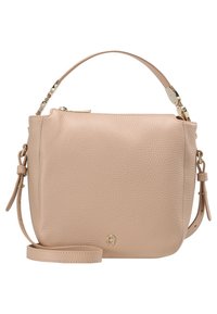 Beige texturovaná kožená kabelka s krátkým držadlem a nastavitelným ramenním popruhem, zlatými kovovými detaily a malým předním kovovým logem.