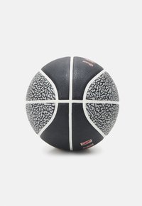 Svart basketball med teksturert gummioverflate, med grå detaljer, hvite linjer og et distinkt mønster. Lite rødt logo detaljer synlig.