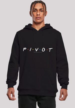 Sort hættejakke med en frontkængurulomme, snøre i hætten og hvid tekst "P I V O T" med farvede prikker, der accentuerer bogstaverne.