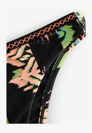 Melnas peldkostīms ar košu ziedu rakstu rozā, zaļā un zilā krāsā. Satur dekoratīvas oranžas šuves uz jostas. Mīksta tekstūra.