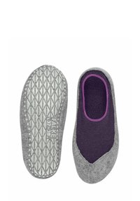 Pantofole grigie in feltro con suola in gomma testurizzata, rivestimento interno viola e forma arrotondata. Presentano un design senza lacci per una facile indossatura.