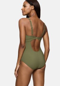 Olijfgroene eendelige badpak met verstelbare bandjes, een open rug en glad, rekbaar materiaal voor comfort en flexibiliteit.