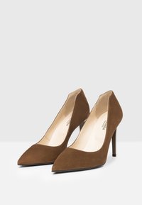 Décolleté in pelle scamosciata marrone con tacco alto, punta affusolata e silhouette elegante. Nessun hardware o dettaglio visibile, design classico.