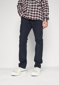 Wrangler GREENSBORO - Straight leg jeans - black