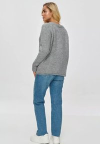 Makadamia LUŹNYM KROJU szary