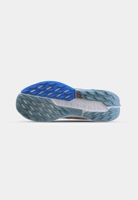 Blauw en lichtblauw hardloopschoen zool met een gestructureerd grippatroon en gevormde loopair. Bevat een witte tussenzool met het merkembleem.