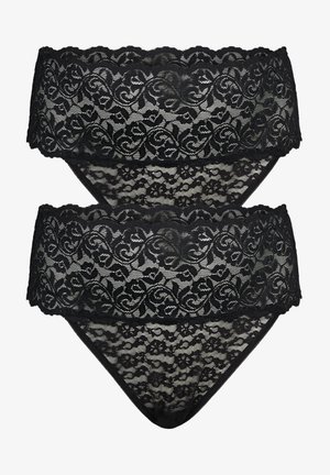 Zwarte kanten slipjes met een bloemenpatroon, voorzien van een brede, scalloped tailleband en een zachte, sheer textuur. Klassiek low-rise ontwerp.