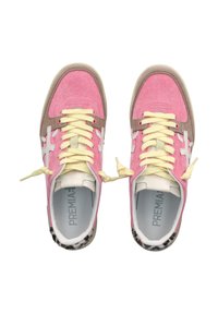 Rosa Wildledersneaker mit braunen Akzenten, cremefarbenen Schnürsenkeln und einer gemusterten Ferse. Sie verfügen über eine strukturierte Oberfläche und kontrastierendes weißes Branding.