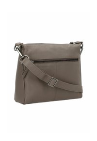 Bolso cruzado de cuero gris con cierre superior de cremallera, correa ajustable y bolsillo frontal. Presenta líneas limpias y acentos de hardware mínimos.
