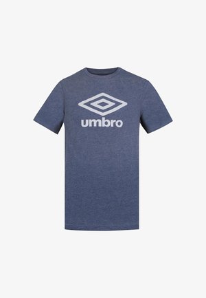 T-shirt bleu à manches courtes et col rond avec logo double diamant blanc Umbro et texte centré sur la poitrine.