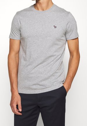 Szara bawełniana koszulka z krótkimi rękawami i okrągłym dekoltem, z małym, wielokolorowym motywem zwierzęcym na lewej piersi. Gładka faktura.