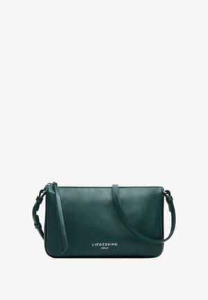 Sac bandoulière en cuir vert à texture lisse, fermeture éclair et sangle réglable. Présente le logo de la marque embossé à l'avant.