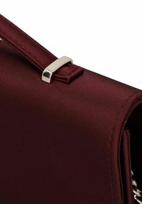 Bolso de mano de satén burdeos con un diseño elegante, que presenta un cierre plateado y una correa texturizada para un transporte seguro.