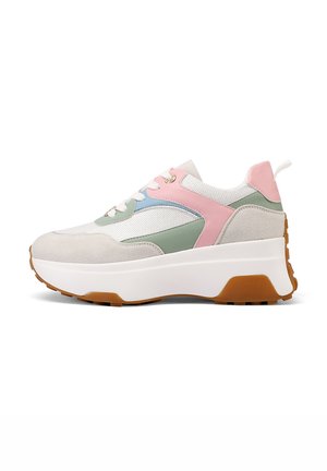 Sneakers con un design in materiali misti che presentano una rete bianca, suede grigio chiaro e accenti in rosa e verde pastello. Suola spessa bianca con battistrada marrone.