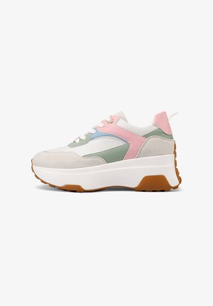 Sneakers con un design in materiali misti che presentano una rete bianca, suede grigio chiaro e accenti in rosa e verde pastello. Suola spessa bianca con battistrada marrone.