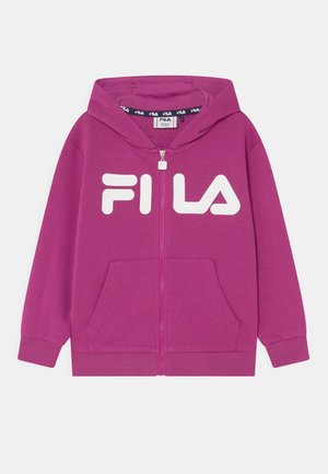 Fioletowa bluza zapinana na zamek wykonana z miękkiego materiału. Posiada duże białe logo "FILA" z przodu, kieszenie kangurze oraz ściągacze na mankietach i u dołu.