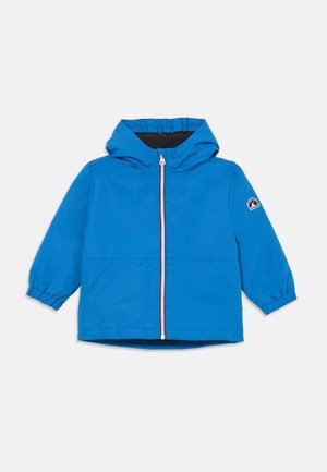 Blaue Kapuzenjacke aus leichtem Material. Sie verfügt über einen durchgehenden Reißverschluss, elastische Bündchen, zwei Fronttaschen und ein Logopatch am Ärmel.