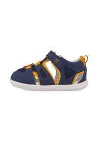 Sandalias azul marino con acentos amarillos, hechas de material sintético, con diseños troquelados, una correa de velcro y una suela blanca.