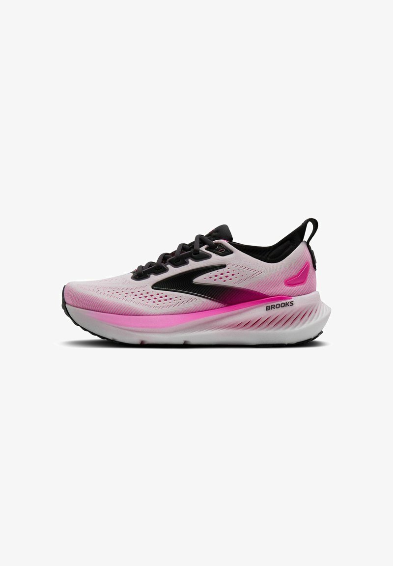 Zapatilla de running Brooks con parte superior de malla transpirable en rosa claro y negro, entresuela rosa contrastante, cordones negros y suela texturizada.