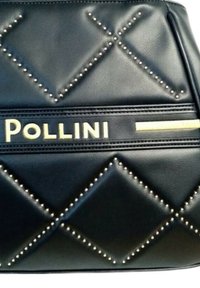 Borsa nera in ecopelle trapuntata con cuciture diagonali e borchie argentate. Presenta una tracolla nera con logo "Pollini" in oro e dettagli a striscia.