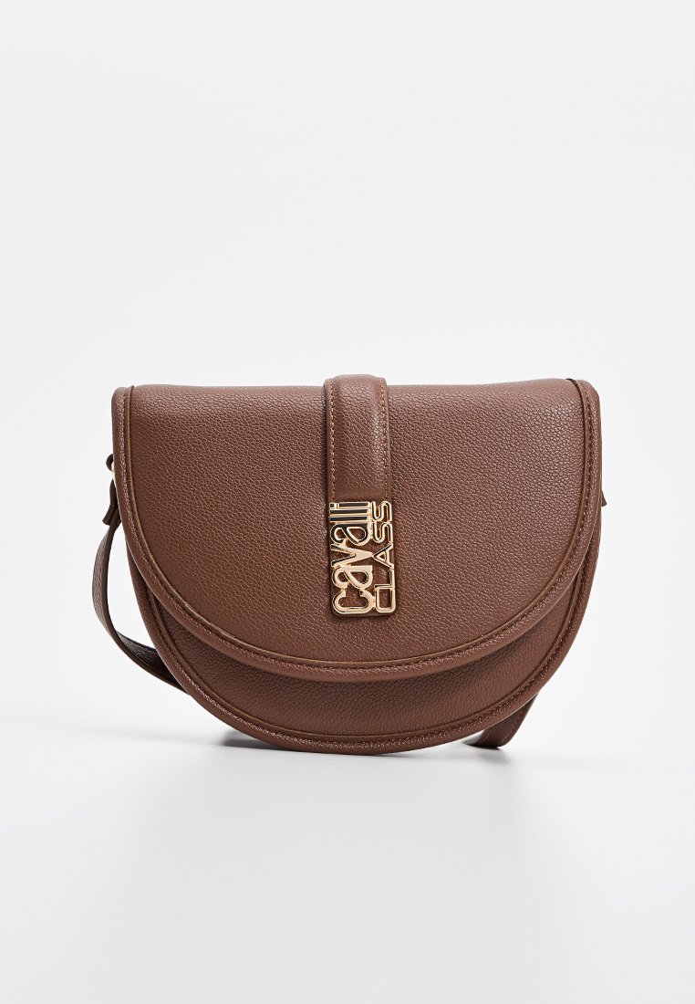 Bolso cruzado de cuero marrón con forma redondeada, superficie texturada, herrajes de logo dorado y cierre con solapa.